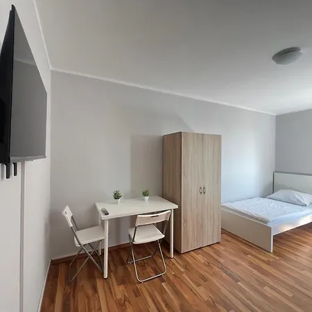 Zentrale Monteurwohnung Mit Top-ausstattung In * رين