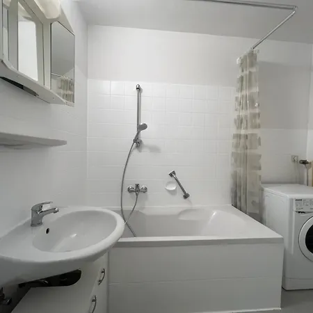 Zentrale Monteurwohnung Mit Top-ausstattung In * رين